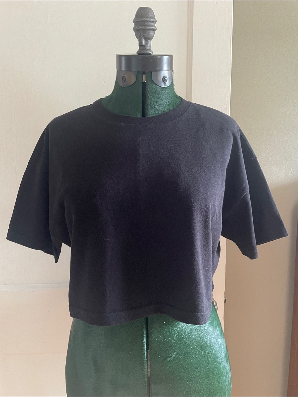 Nia perfect basic black cropped crewneck t-shirt med